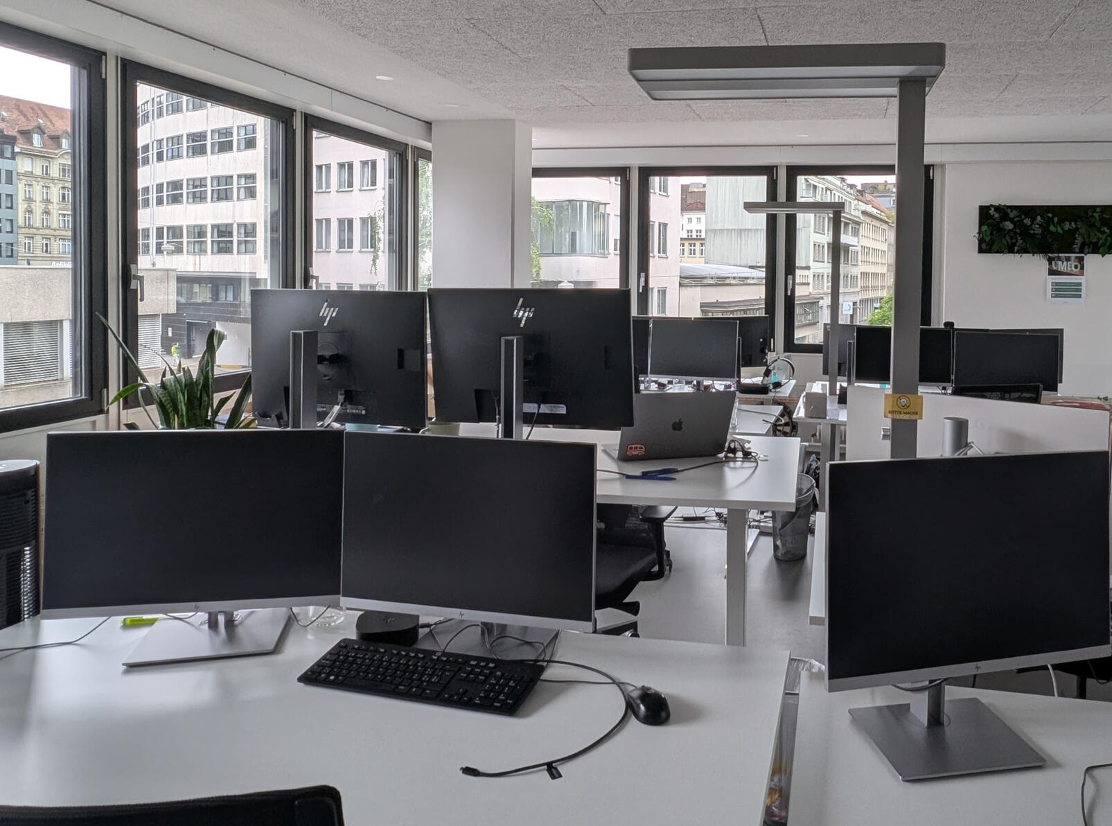 Bern Coworking - heller Raum Monitore