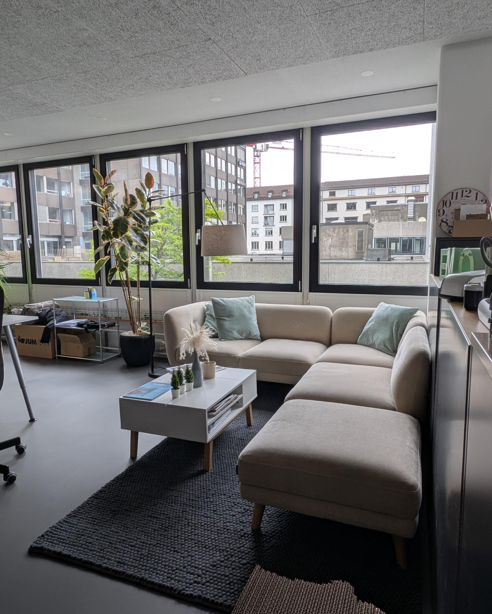 Bern Coworking - heller Raum mit Sofa Bern Coworking - heller Raum mit Sofa